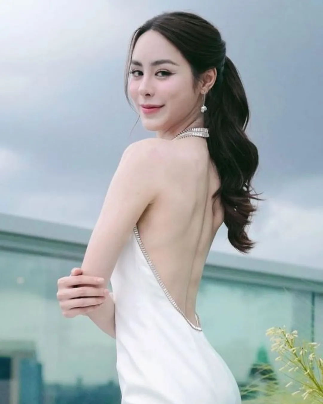 เดรสสายเดี่ยวสีทอง–สีเบจ พร้อมเสื้อคลุมผ้าตาข่าย