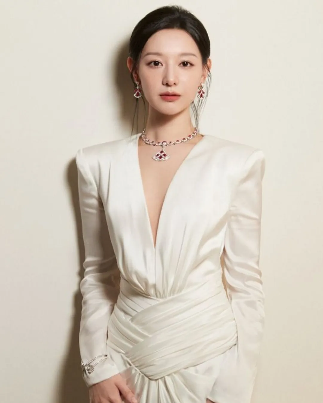 เดรสสายเดี่ยวสีทอง–สีเบจ พร้อมเสื้อคลุมผ้าตาข่าย
