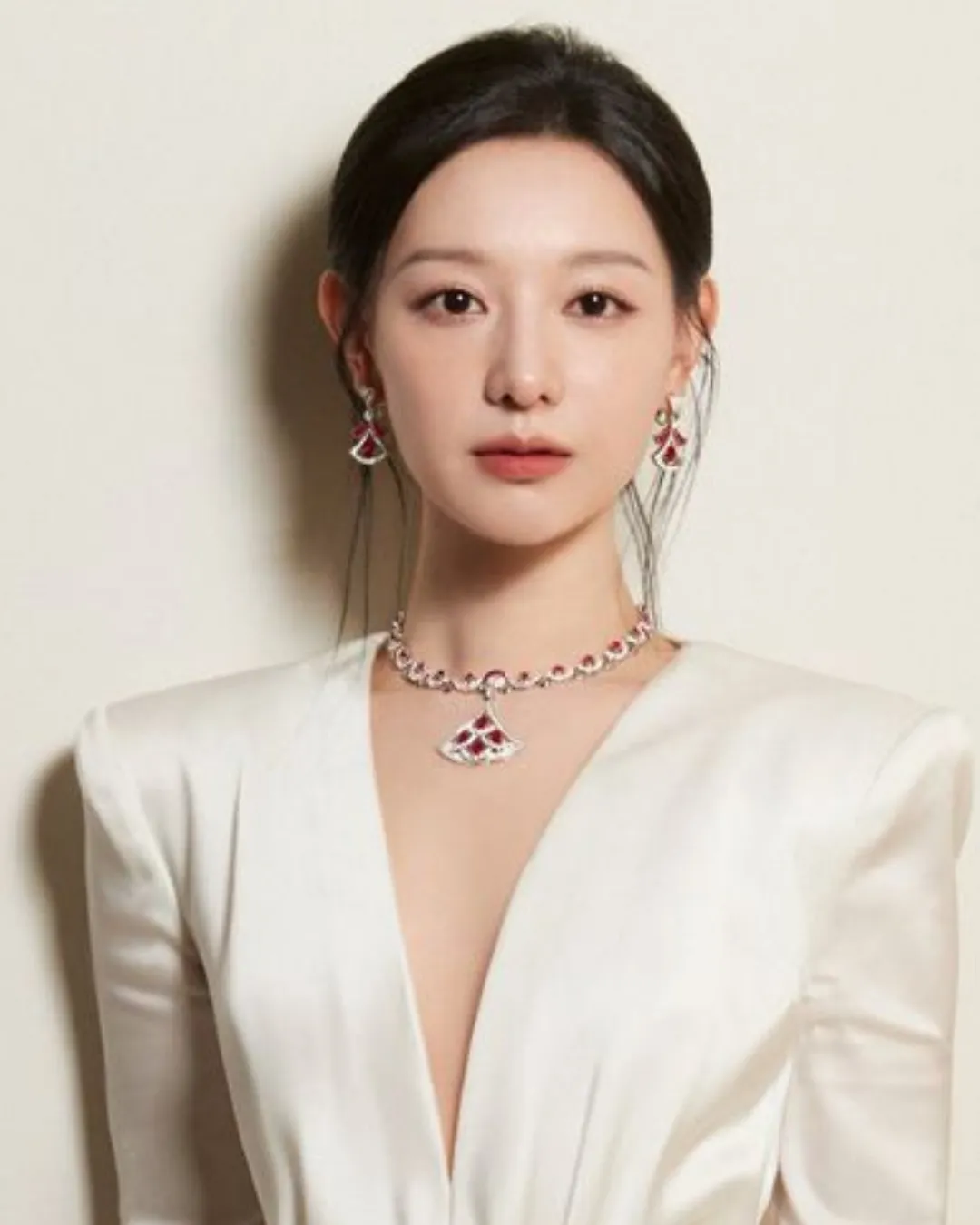 V NECKLINE (คอวี) V NECKLINE (คอวี)