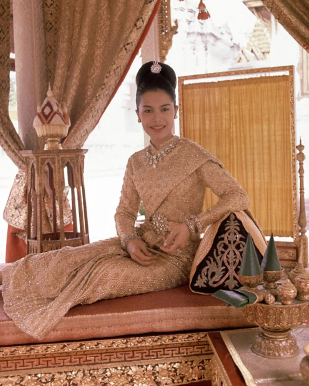 ฉลองพระองค์ สมเด็จพระนางเจ้าสิริกิติ์ พระบรมราชินีนาถ พระบรมราชชนนีพันปีหลวง