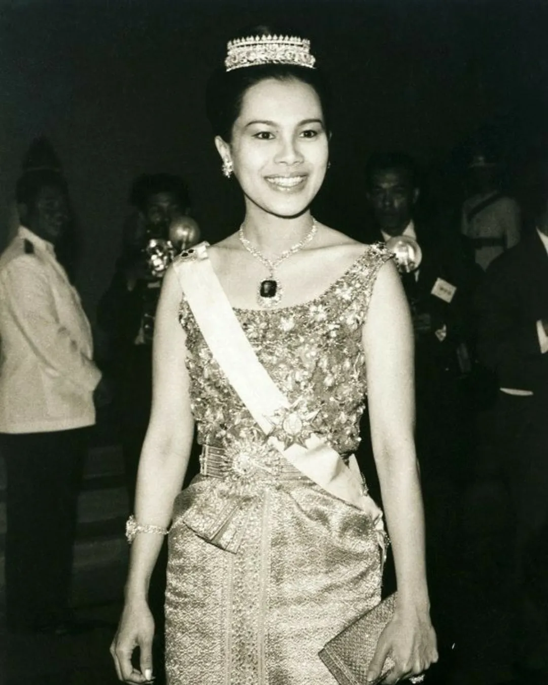 ฉลองพระองค์ สมเด็จพระนางเจ้าสิริกิติ์ พระบรมราชินีนาถ พระบรมราชชนนีพันปีหลวง