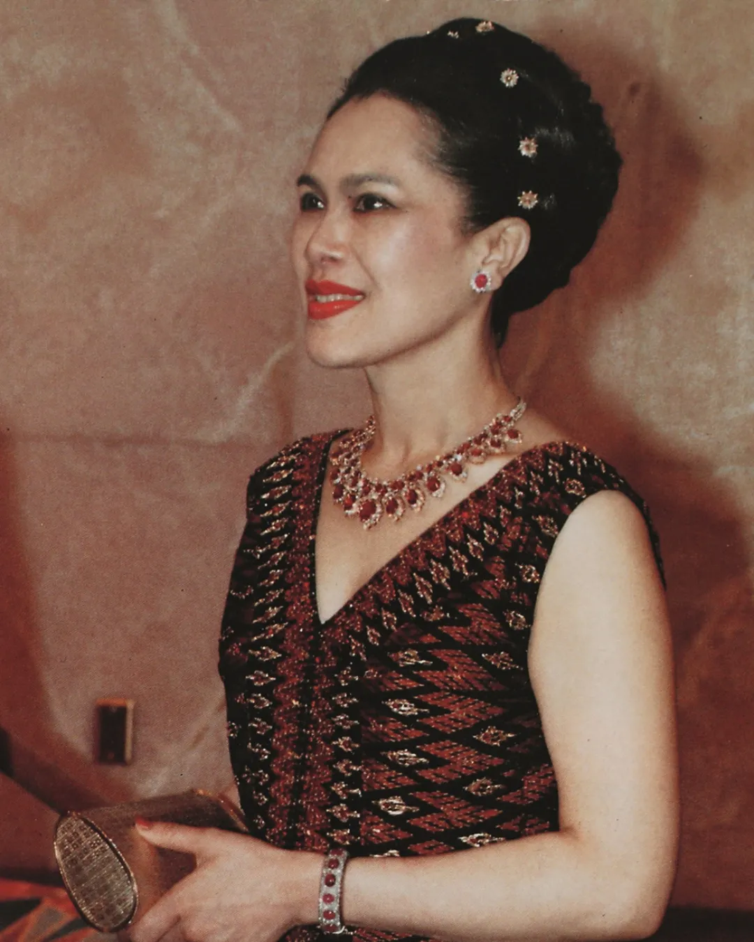 ฉลองพระองค์ สมเด็จพระนางเจ้าสิริกิติ์ พระบรมราชินีนาถ พระบรมราชชนนีพันปีหลวง