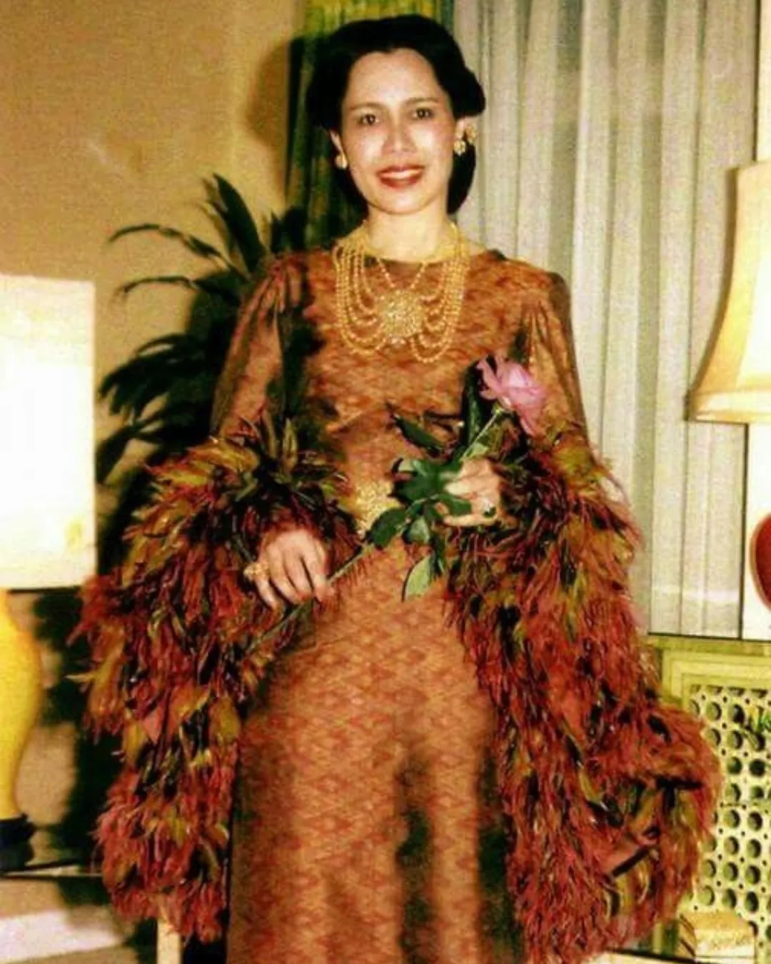ฉลองพระองค์ สมเด็จพระนางเจ้าสิริกิติ์ พระบรมราชินีนาถ พระบรมราชชนนีพันปีหลวง