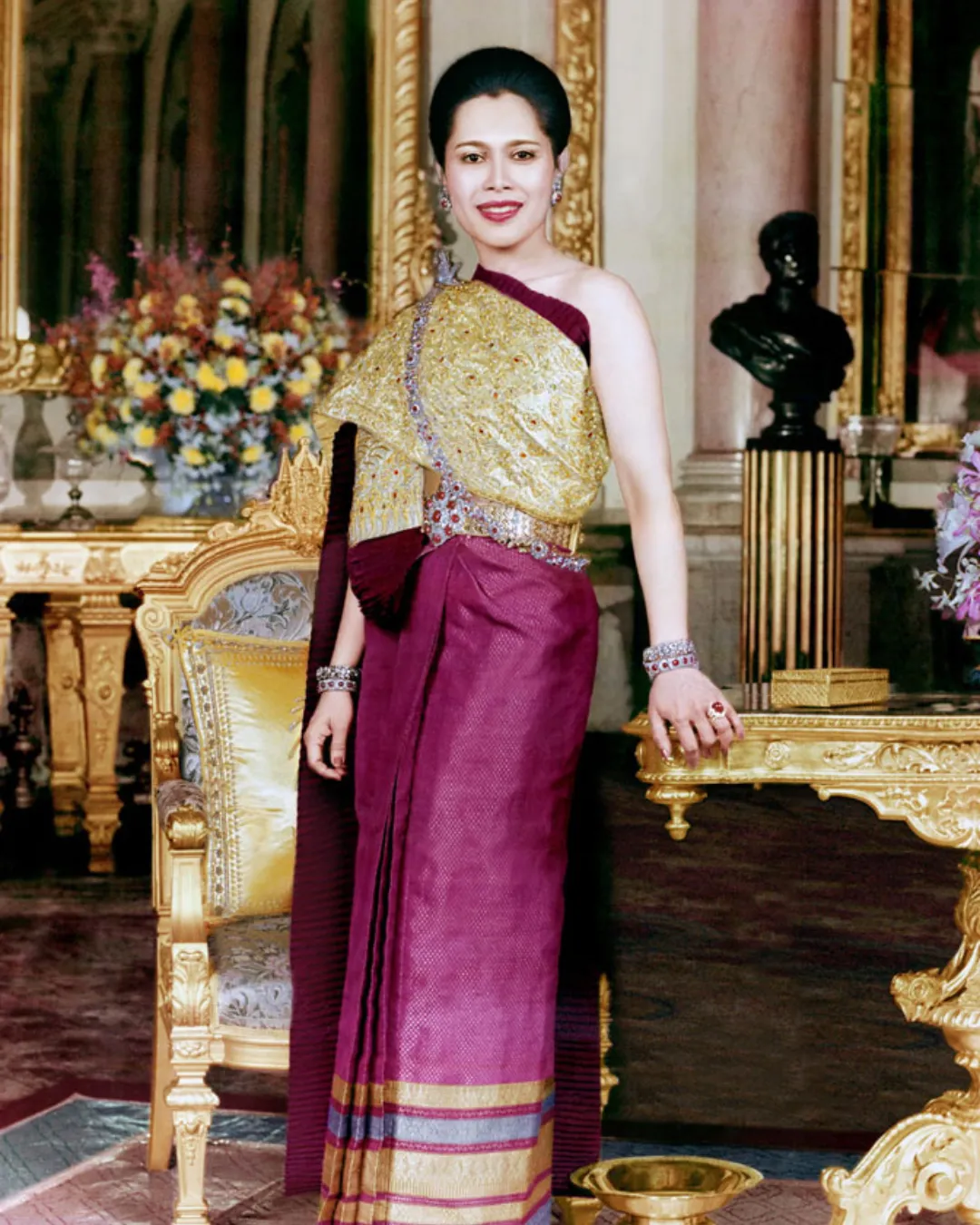 ฉลองพระองค์ สมเด็จพระนางเจ้าสิริกิติ์ พระบรมราชินีนาถ พระบรมราชชนนีพันปีหลวง
