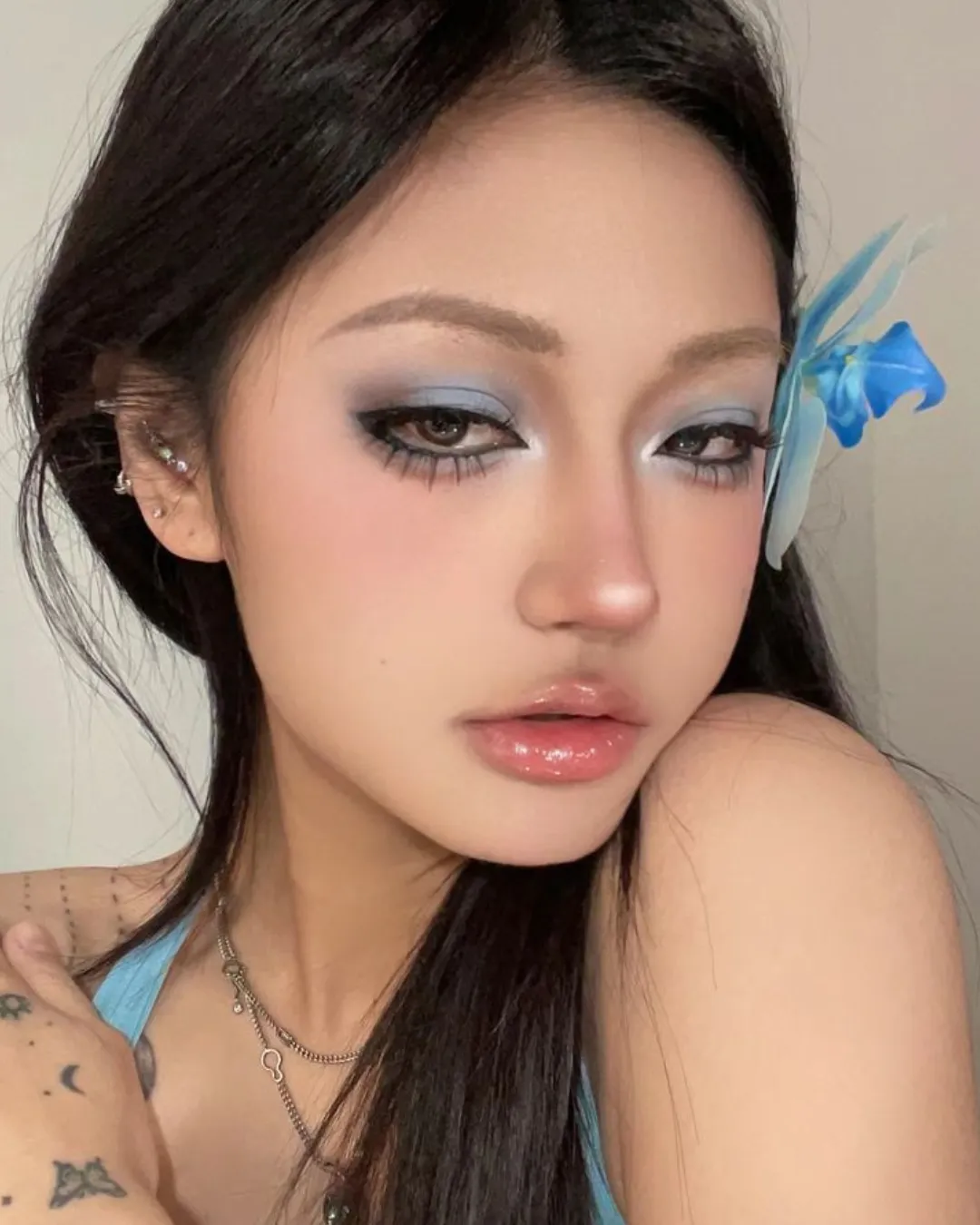 ไอเดีย แต่งหน้าสงกรานต์ ลุคโทนฟ้า แต่งตาสโมกกี้ ด้วยเครื่องสำอางกันน้ำ ไอเดีย แต่งหน้าสงกรานต์ ลุคโทนฟ้า แต่งตาสโมกกี้ ด้วยเครื่องสำอางกันน้ำ