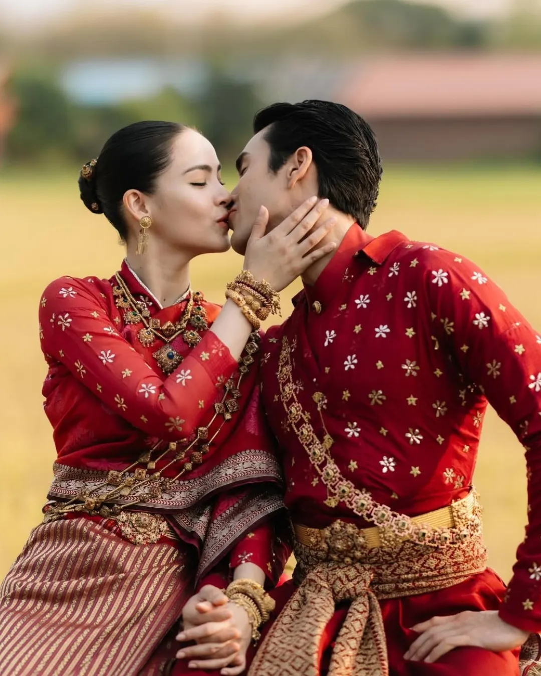 ณเดชน์และญาญ่าในชุดแต่งงานสีแดงครั่งแบบพื้นเมืองอีสาน ณเดชน์และญาญ่าในชุดแต่งงานสีแดงครั่งแบบพื้นเมืองอีสาน