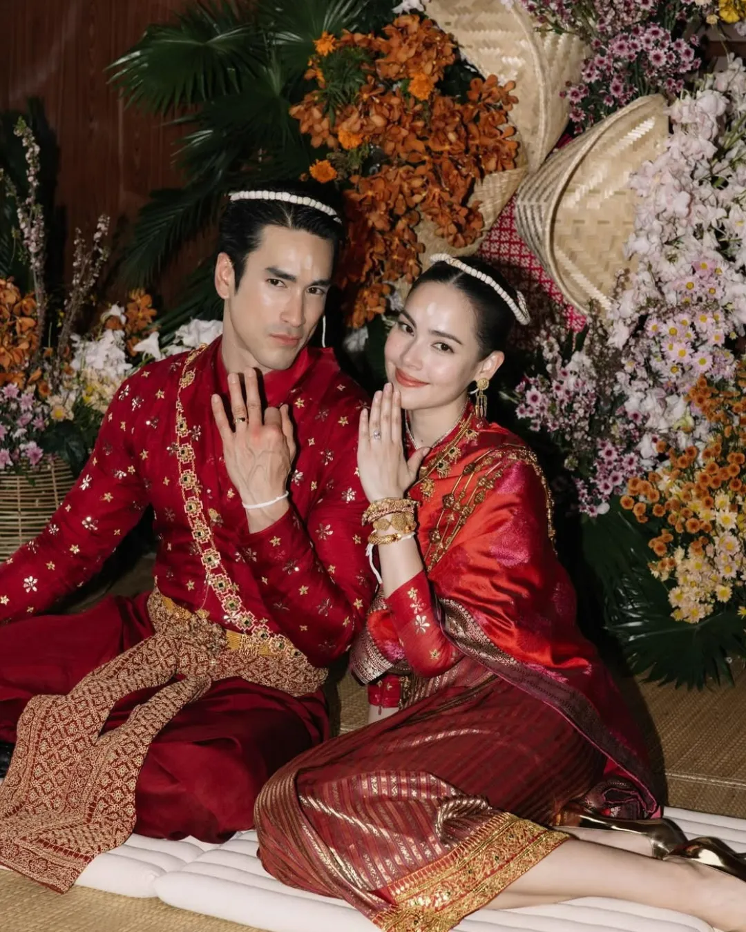 ณเดชน์ คูกิมิยะ และ ญาญ่า อุรัสยา ทั้งคู่โชว์แหวนแต่งงานที่นิ้วนางข้างซ้าย ณเดชน์ คูกิมิยะ และ ญาญ่า อุรัสยา ทั้งคู่โชว์แหวนแต่งงานที่นิ้วนางข้างซ้าย