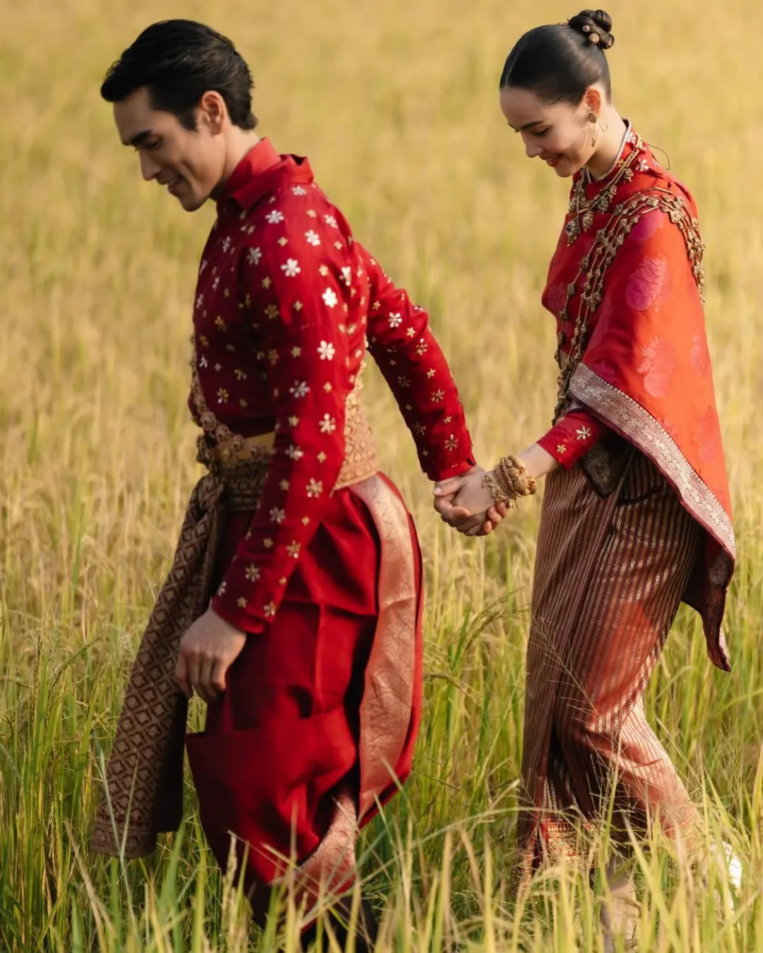 ณเดชน์และญาญ่า เดินจับมือกันกลางทุ่งนา ณเดชน์และญาญ่า เดินจับมือกันกลางทุ่งนา