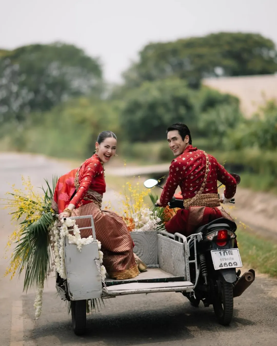 ณเดชน์และญาญ่านั่งรถซาเล้งในชุดแต่งงาน ณเดชน์และญาญ่านั่งรถซาเล้งในชุดแต่งงาน