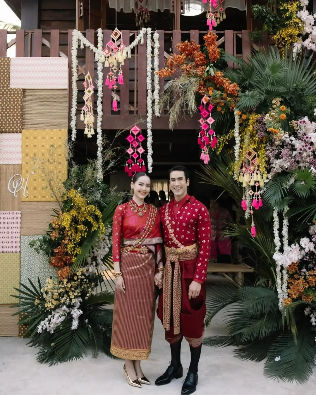 ณเดชน์และญาญ่าในชุดแต่งงานสีแดงครั่ง ณเดชน์และญาญ่าในชุดแต่งงานสีแดงครั่ง