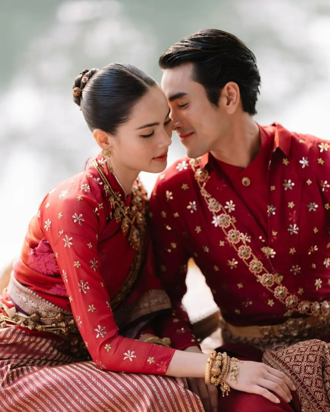 ญาญ่า-ณเดชน์ ในชุดงานแต่งสีแดงครั่ง ญาญ่า-ณเดชน์ ในชุดงานแต่งสีแดงครั่ง