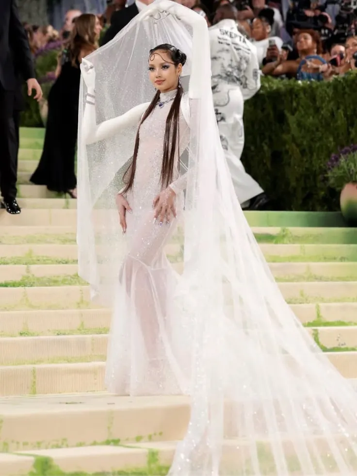 ลิซ่า (Lisa) ในชุดราตรี Robert Wun งาน Met Gala 2026 ธีม Fashion is Art