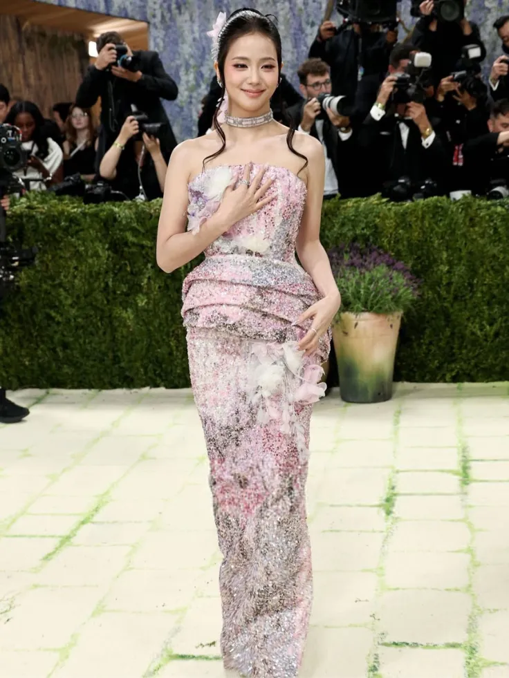 จีซู (Jisoo) ในชุดราตรี Dior สีชมพูพาสเทลปักดอกไม้ โดย Jonathan Anderson งาน Met Gala 2026 ธีม Fashion is Art ค่ะ