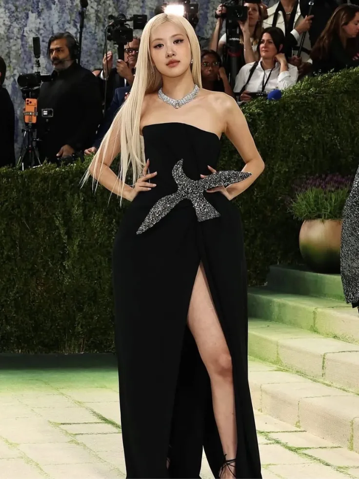 โรเซ่ (Rosé) ในชุดราตรีสั่งตัดพิเศษจาก Saint Laurent (YSL) บนพรมแดง Met Gala 2026 ธีม Fashion is Art