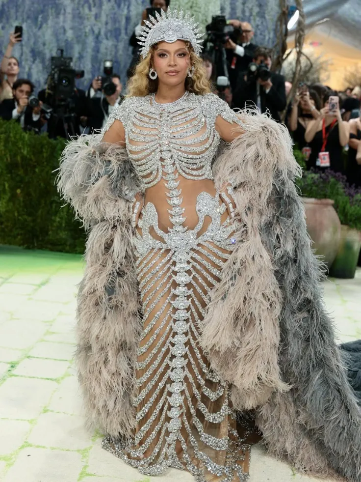 บียอนเซ่ (Beyoncé) ในชุดราตรีดีไซน์ล้ำสมัยจาก Balmain บนพรมแดง Met Gala 2026 ธีม Fashion is Art