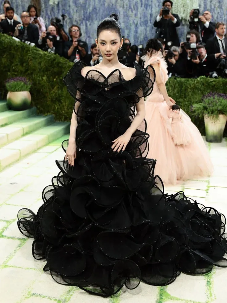 หนิงหนิง (Ningning) วง aespa ในชุดราตรีสั่งตัดพิเศษจาก Versace บนพรมแดง Met Gala 2026 ธีม Fashion is Art