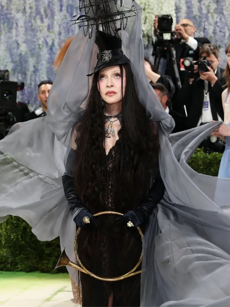 มาดอนน่า (Madonna) ในชุดราตรีดีไซน์อลังการจาก Jean Paul Gaultier บนพรมแดง Met Gala 2026 ธีม Fashion is Art