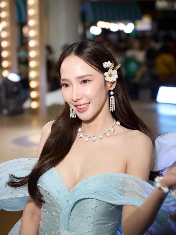 อั้ม พัชราภา เดรสซาตินสีทอง ดีไซน์ปาดไหล่