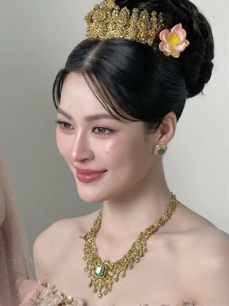 หลิงหลิง คอง เดรสซาตินสีทอง ดีไซน์ปาดไหล่