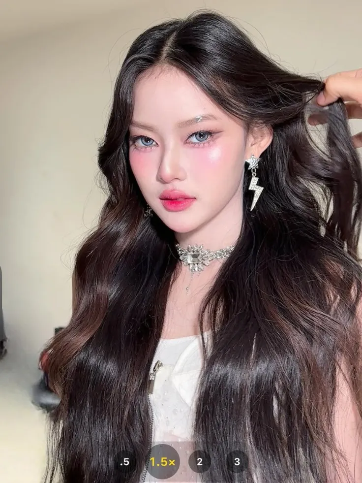 มาเบล สุชาดา (Mabel PiXXiE) เดรสซาตินสีทอง ดีไซน์ปาดไหล่