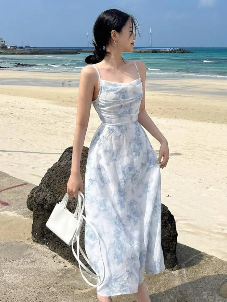 ไอเดีย ชุดไปงานแต่งริมทะเล เดรสสายเดี่ยวลายดอกไม้โทนสีฟ้าขาว ไอเดีย ชุดไปงานแต่งริมทะเล เดรสสายเดี่ยวลายดอกไม้โทนสีฟ้าขาว