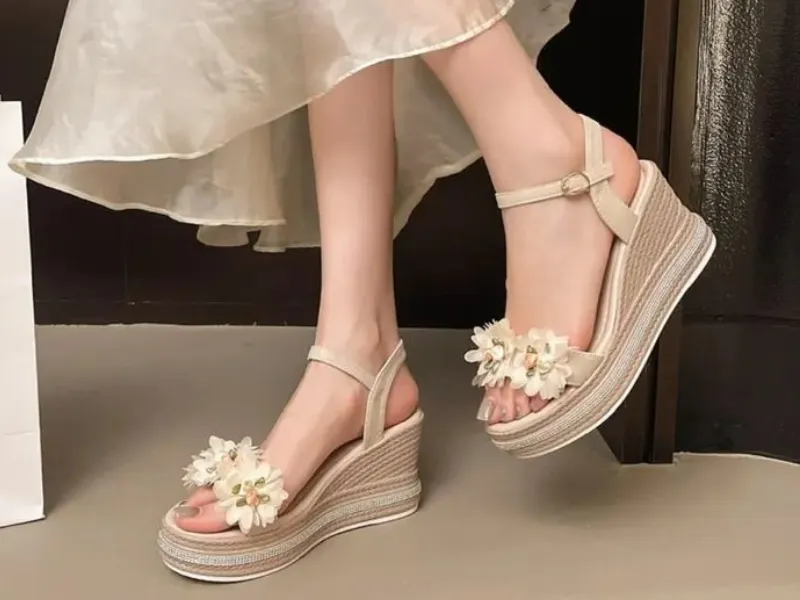 รองเท้าส้นเตารีด (Wedge Heels) รองเท้าส้นเตารีด (Wedge Heels)