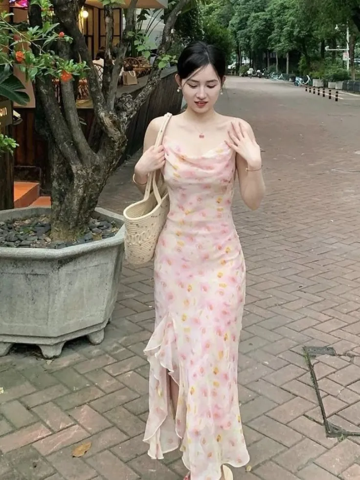 ไอเดีย ชุดไปงานแต่งริมทะเล เดรสสายเดี่ยวคอถ่วงลายดอกไม้ ไอเดีย ชุดไปงานแต่งริมทะเล เดรสสายเดี่ยวคอถ่วงลายดอกไม้