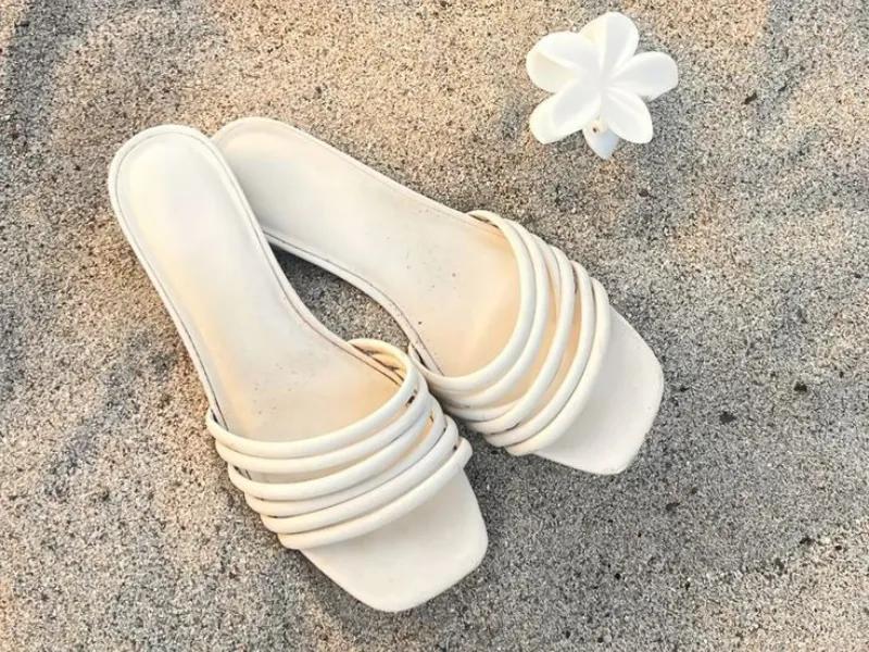 รองเท้าพื้นแบนแบบสวม (Flat Mules) รองเท้าพื้นแบนแบบสวม (Flat Mules)