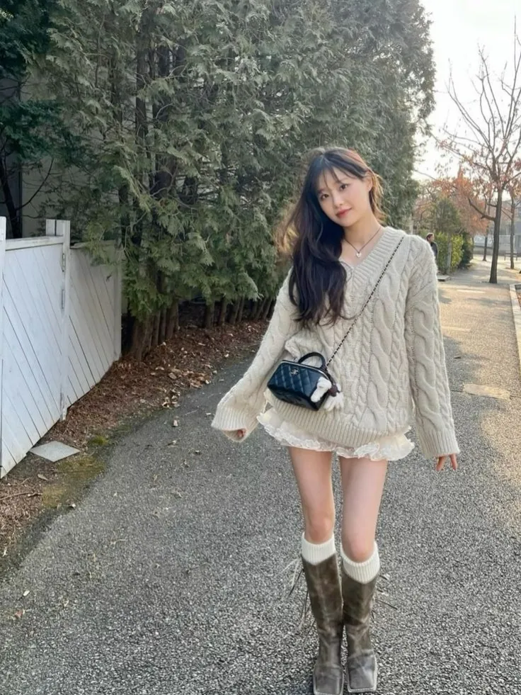 ชุดไปเชียงใหม่ เสื้อแขนยาวคาดิแกน กระโปรงสั้นสีขาว