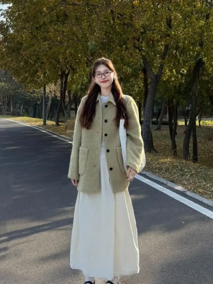 ชุดไปเชียงใหม่ เสื้อโค้ทกันหนาวแขนยาว กระโปรงสีขาวยาว