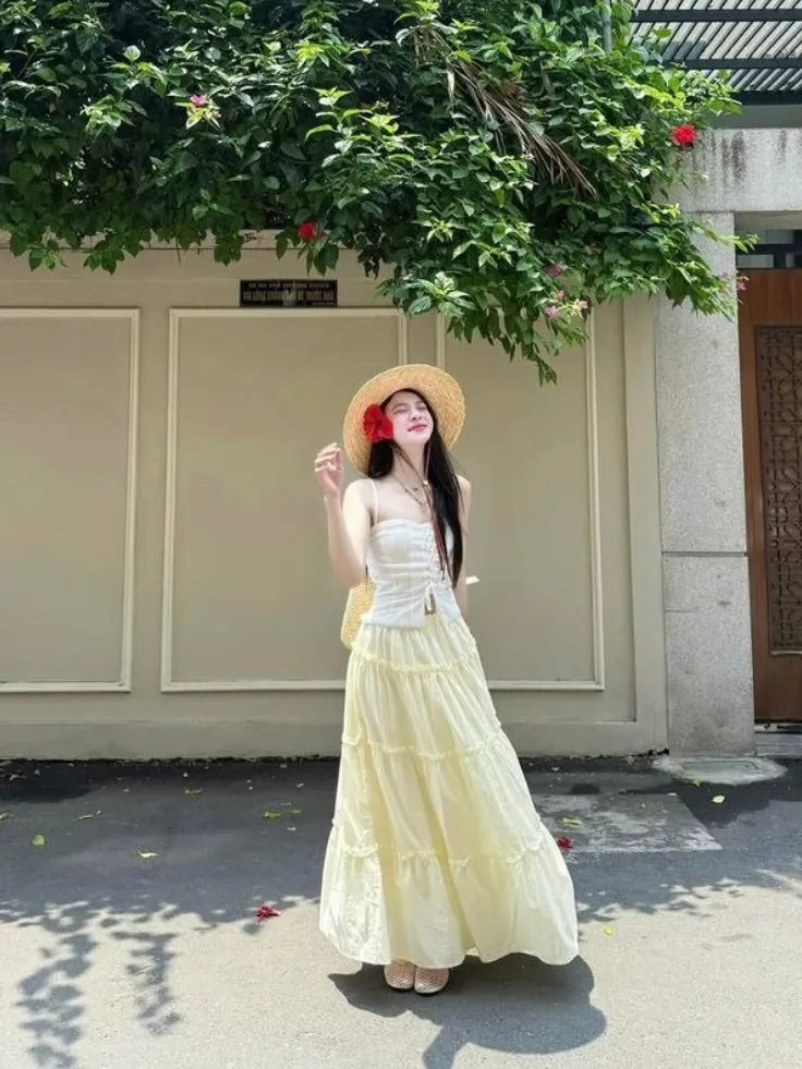 แจกไอเดีย แต่งตัวเที่ยวเหนือ เกาะอกสีขาว กระโปรงยาวสีเหลือง