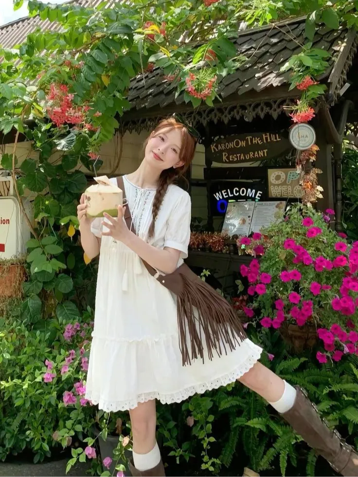 แจกไอเดีย แต่งตัวเที่ยวเหนือ เดรสสีขาว กระเป๋าสีน้ำตาล