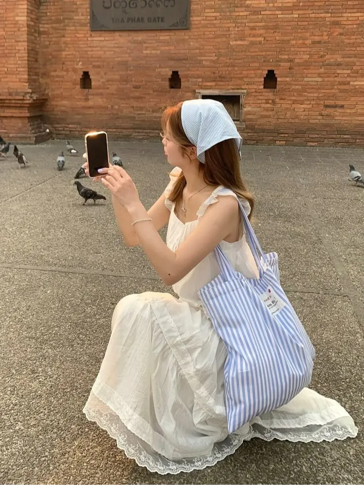 แจกไอเดีย แต่งตัวเที่ยวเหนือ เสื้อกระโปรงสีขาว พร้อมผ้าโพกหัว